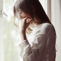唯美欧美头像大全女生气质:不必只为一人等在雨_WWW.TQQA.COM