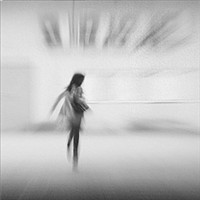残留的回忆没有快乐:分手后用的伤感黑白头像女_WWW.TQQA.COM