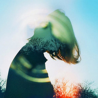 眼神交汇记住你甜蜜笑容::森系意境女生头像_WWW.TQQA.COM