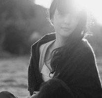 小性感黑白女生QQ头像_WWW.TQQA.COM