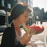 女生吃西瓜头像:吃西瓜的意境唯美女生头像:20_WWW.TQQA.COM