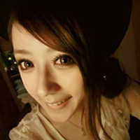 抱着小狗的可爱女生头像:卖萌是与身俱来的天赋_WWW.TQQA.COM