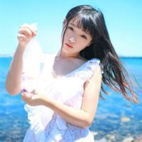 手里拿袋鱼的头像:蓝色背景唯美小清新_WWW.TQQA.COM
