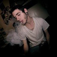 QQ欧美头像:帅哥颓废:每天让自己多想你一点_WWW.TQQA.COM