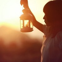 你:就是我最美的风景:夕阳下温暖和煦的唯美女生_WWW.TQQA.COM
