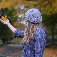 夏季专用头像:穿格子衬衫的小清新女头_WWW.TQQA.COM