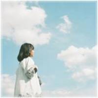 蓝色天空下的女生唯美头像:放手去爱_WWW.TQQA.COM
