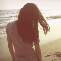 陪你把幸福装满:唯美女生背影长发头像:一个人不_WWW.TQQA.COM