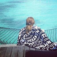 全身照QQ头像图片:远景唯美女生_WWW.TQQA.COM