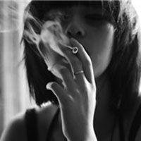吸烟的伤感黑白女生头像_WWW.TQQA.COM