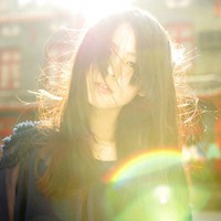 绿色意境女生头像:喜欢夏天闻雨的味道_WWW.TQQA.COM