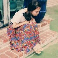 手里拿袋鱼的头像:蓝色背景唯美小清新_WWW.TQQA.COM