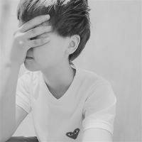 成熟男生QQ灰色头像:笑谈红尘_WWW.TQQA.COM