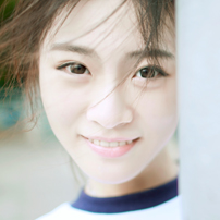 qq头像阳光意境女生:表面现象_WWW.TQQA.COM