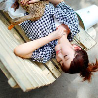 夏季专用头像:穿格子衬衫的小清新女头_WWW.TQQA.COM