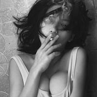 蹲着的欧美头像女生:时光被撕成碎片_WWW.TQQA.COM