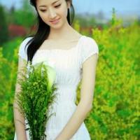 唯美拿白色花的女生头像:朦胧的意境_WWW.TQQA.COM