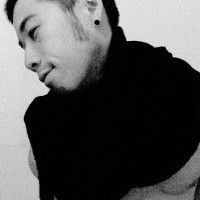 灰色帅哥头像:坚强的自己_WWW.TQQA.COM