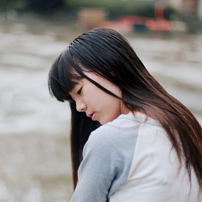 qq头像阳光意境女生:表面现象_WWW.TQQA.COM