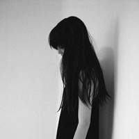 低着头的灰色长发女生头像:伴我左右_WWW.TQQA.COM