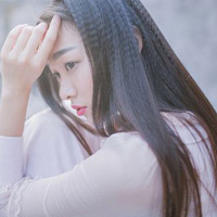 欧美头像女生:盘腿坐着的发呆i_WWW.TQQA.COM