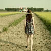 陪你把幸福装满:唯美女生背影长发头像:一个人不_WWW.TQQA.COM