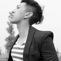 灰色帅哥头像:坚强的自己_WWW.TQQA.COM