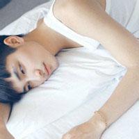 男生躺床上头像图片_WWW.TQQA.COM