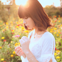 唯美阳光女生头像侧面:和你的记忆在慢慢褪色_WWW.TQQA.COM