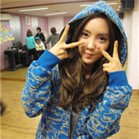 幸福会让我遗忘一切:可爱剪刀手带字女生头像_WWW.TQQA.COM