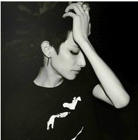 活得超累的黑白伤感男生头像图片_WWW.TQQA.COM