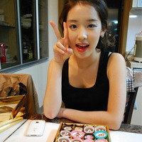 听着你甜甜的话语:剪刀手唯美头像女生_WWW.TQQA.COM