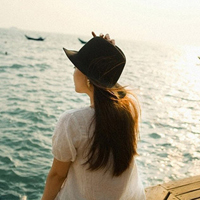 陪你把幸福装满:唯美女生背影长发头像:一个人不_WWW.TQQA.COM