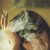 欧美颓废抽烟女生头像_WWW.TQQA.COM