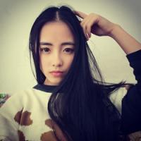 手里拿袋鱼的头像:蓝色背景唯美小清新_WWW.TQQA.COM