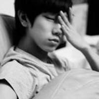 灰色头像男生伤感遮脸:赢了世界失了你_WWW.TQQA.COM
