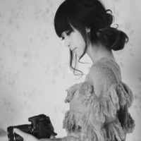 低着头的灰色长发女生头像:伴我左右_WWW.TQQA.COM