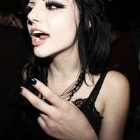 欧美女生吸烟头像_WWW.TQQA.COM