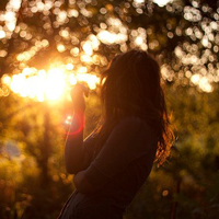 消失在人海的爱:森系背影头像女生:喜欢蓝色的百_WWW.TQQA.COM