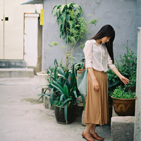 采蘑菇的小姑娘:意境森系女头_WWW.TQQA.COM
