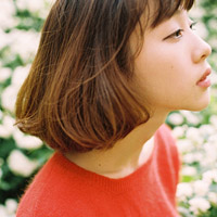 欧美头像女生:盘腿坐着的发呆i_WWW.TQQA.COM