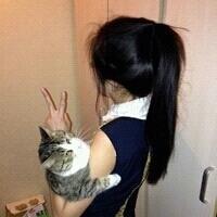 抱着猫咪的QQ女生头像:不会把爱当游戏_WWW.TQQA.COM