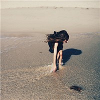 在海边的意境女生头像_WWW.TQQA.COM