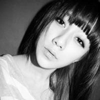 逆光黑白头像图片:伤感黑白女头:甘愿做你的影子_WWW.TQQA.COM