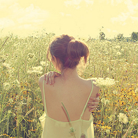 消失在人海的爱:森系背影头像女生:喜欢蓝色的百_WWW.TQQA.COM