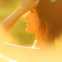你:就是我最美的风景:夕阳下温暖和煦的唯美女生_WWW.TQQA.COM