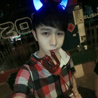 一男一女抱着小猫的QQ情侣头像:爱情就像候鸟_WWW.TQQA.COM
