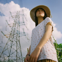 侧脸qq头像靠墙女生:意境任在_WWW.TQQA.COM