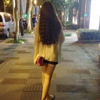 一男一女抱着小猫的QQ情侣头像:爱情就像候鸟_WWW.TQQA.COM