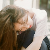 于你:我只是透明:暗淡惆怅的唯美伤感女生头像_WWW.TQQA.COM